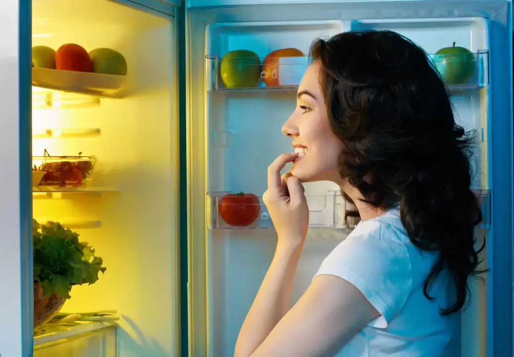 kız buzdolabına hızlı kilo kaybı sırasında görünüyor