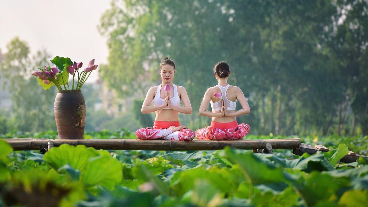 Lotus pozundaki kızlar